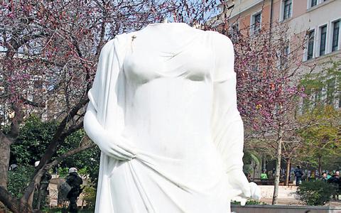 «Αποκεφάλισαν» την Κυβέλη  και βεβήλωσαν το άγαλμα του Κωστή Παλαμά οι καταληψίες της Νομικής Σχολής (εικόνες)