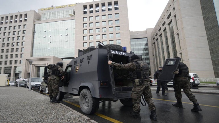 Πυροβολισμοί από το κτήριο όπου κρατείται όμηρος ο εισαγγελέας στην Κωνσταντινούπολη