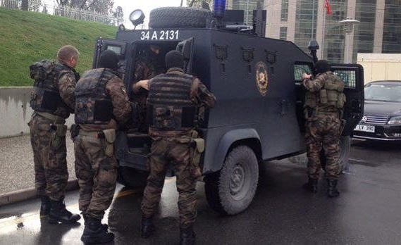 Τουρκία: Εισβολή ειδικών δυνάμεων στο δικαστικό μέγαρο – Πυροβολισμοί στην αίθουσα όπου κρατείται όμηρος ο εισαγγελέας