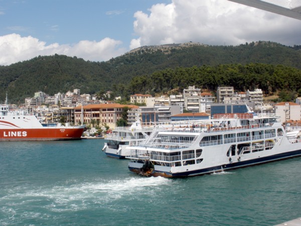 Έντεκα τραυματίες σε πρόσκρουση πλοίου στην Ηγουμενίτσα- Ανάμεσά τους ήταν και έξι παιδιά (εικόνες & βίντεο)