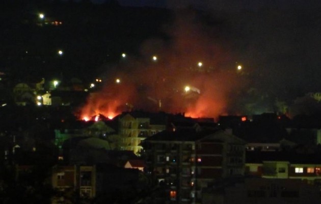 Μάχες Αλβανών – Σκοπιανών στο Κουμάνοβο:  Κτίρια καίγονται