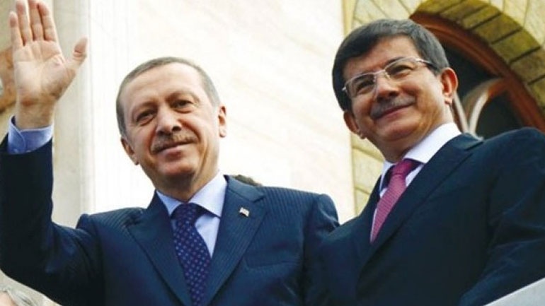 Νταβούτογλου: “Δεν θα επιτρέψουμε να υπονομευθεί ο Ερντογάν”