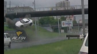 Porsche απογειώνεται σε ρωσικό αυτοκινητόδρομο [βίντεο]