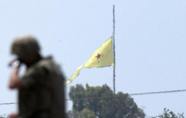 Η Κουρδική σημαία στην Τελ Αμπιάντ να την κοιτούν οι Τούρκοι στρατιώτες!