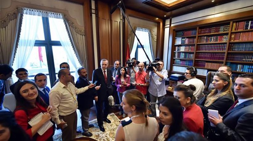 Τουρκία: Ο Ερντογάν ξεναγεί δημοσιογράφους στο παλάτι του! (εικόνες)