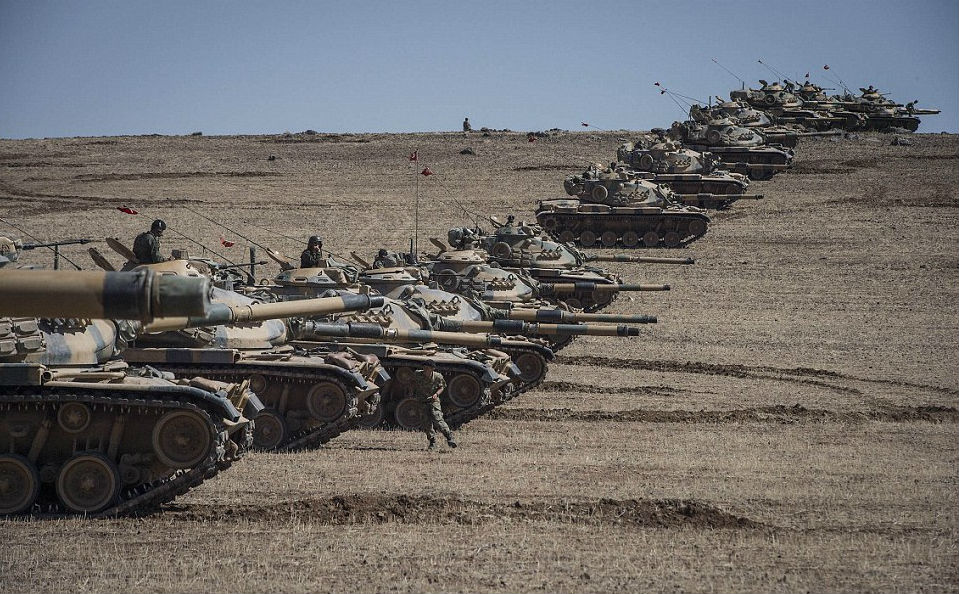 Η Άγκυρα εισέβαλε στη Β.Συρία με μεγάλη δύναμη τεθωρακισμένων – Βομβάρδισε κουρδικές θέσεις βοηθώντας το ISIL να απαγκιστρωθεί (vid)