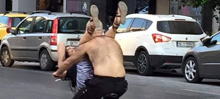 Πολύ μεγάλη η ζέστη σήμερα! – Το ζευγάρι στη Θεσσαλονίκη αγκαλιά πάνω στο ποδήλατο που έγινε viral [εικόνα]