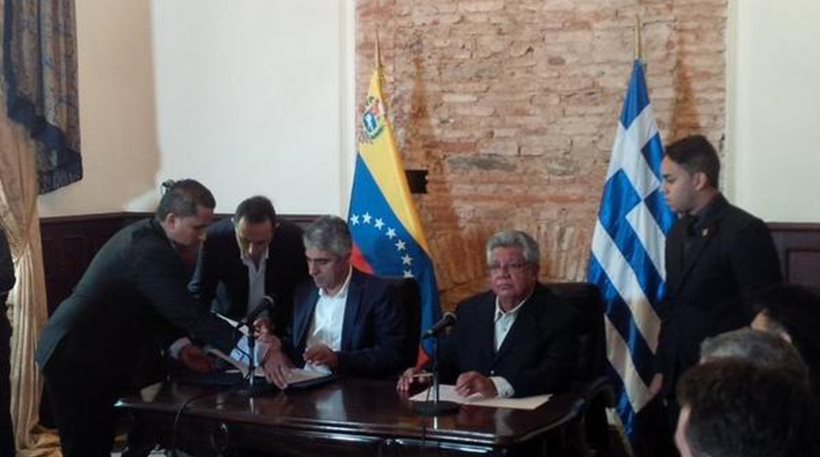 H στιγμή της υπογραφής της συμφωνίας Ελλάδας-Βενεζουέλας