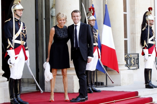 Ο άγνωστος υπουργός Οικονομίας της Γαλλίας: Είναι παντρεμένος με την καθηγήτριά του! [εικόνες]