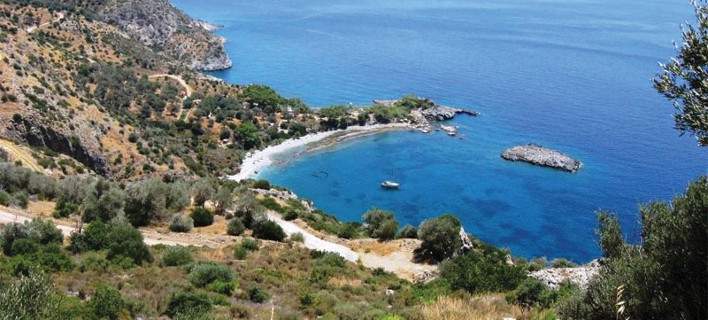 Ιδιαίτερες, αμμώδεις, βοτσαλωτές, απόκρημνες, ερημικές: Οι πιο παρθένες παραλίες στην Ελλάδα [εικόνες]