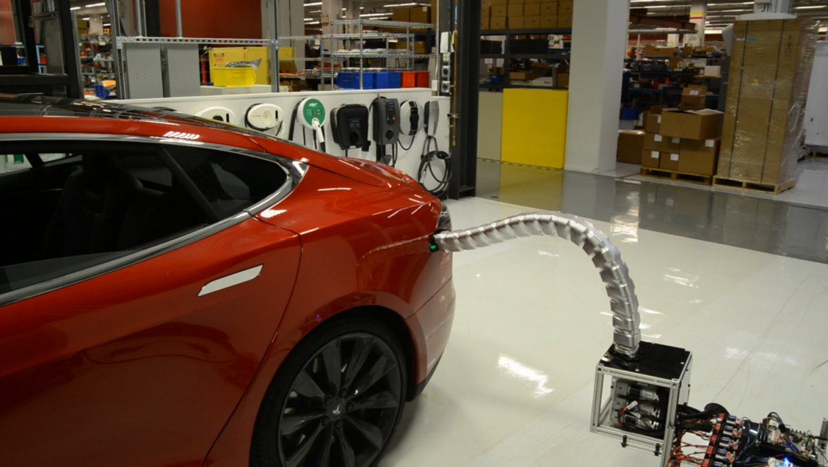Ρομπότ-φίδι φορτίζει τα ηλεκτροκίνητα αυτοκίνητα [βίντεο]