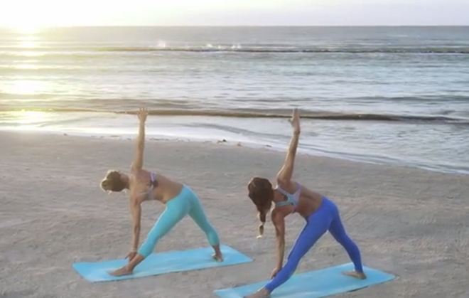 Ξεκινήστε Bikini Yoga στην παραλία για τέλειο κορμί! (βίντεο)