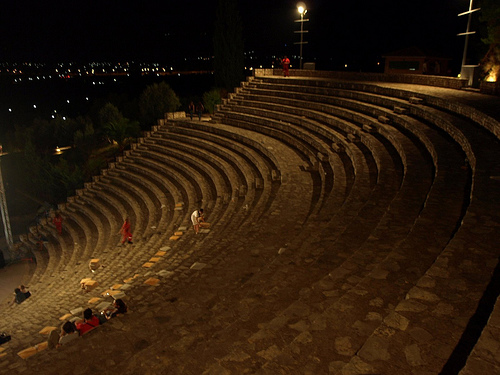Πάτρα: Η… εισβολή που έκανε άνω κάτω το θέατρο “Ολυμπία”! (video)