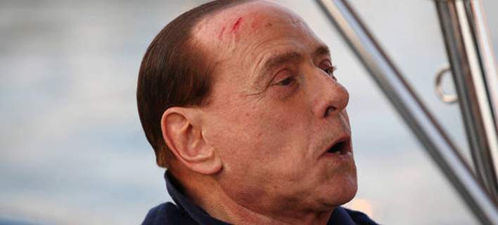 Ο αδέξιος Μπερλουσκόνι: Χτύπησε το κεφάλι του μπαίνοντας σε σκάφος [εικόνες]