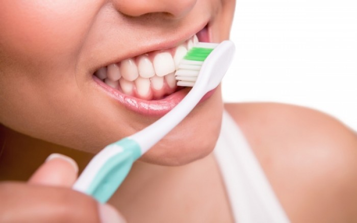 Αν βουρτσίσετε τα δόντια σας με αυτό… θα πετάξετε τις οδοντόκρεμες!