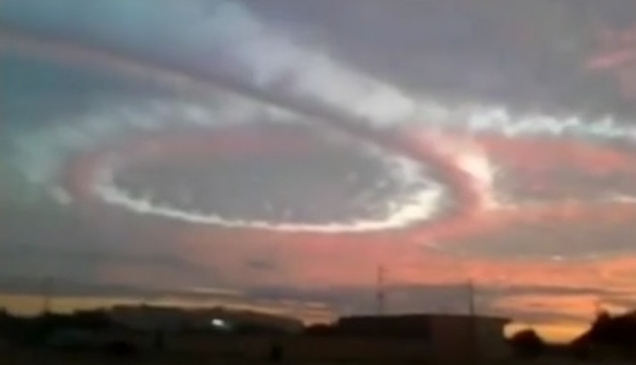 Περίεργα σχήματα στον ουρανό της Τυνησίας ταράζουν τους κατοίκους! (Βίντεο)