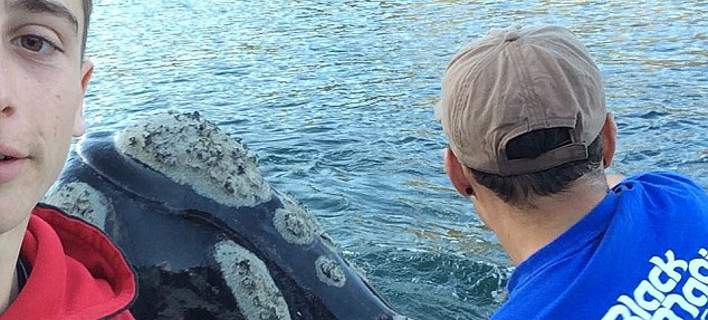 Τεράστια φάλαινα πλησιάζει ψαράδες για να τη βοηθήσουν -Ενθουσιασμένοι βγάζουν selfies [εικόνες & βίντεο]
