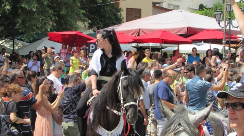 Δεκαπενταύγουστος: Η παρέλαση των Καβαλάρηδων στη Σιάτιστα (εικόνες)