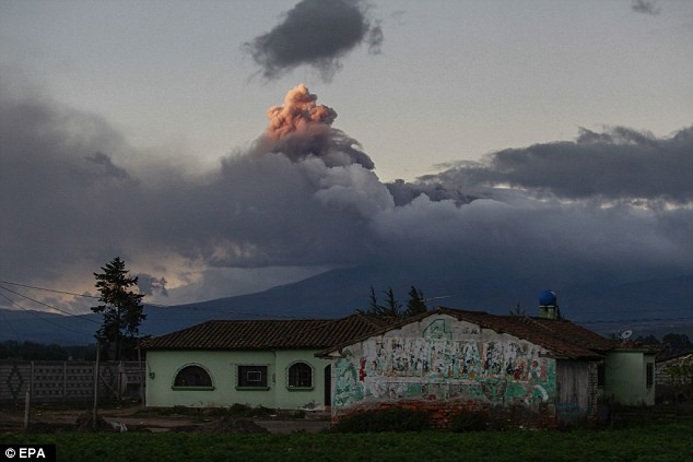 «Ξύπνησε» το ηφαίστειο Κοτοπάξι – Απομακρύνθηκαν εκαντοντάδες άνθρωποι [εικόνες]