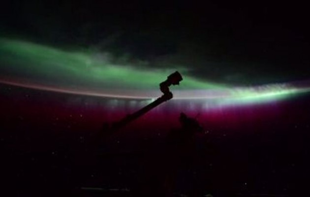 Μαγική εικόνα δια χειρός… Σκοτ Κέλι: Το Βόρειο Σέλας από το διάστημα (video)