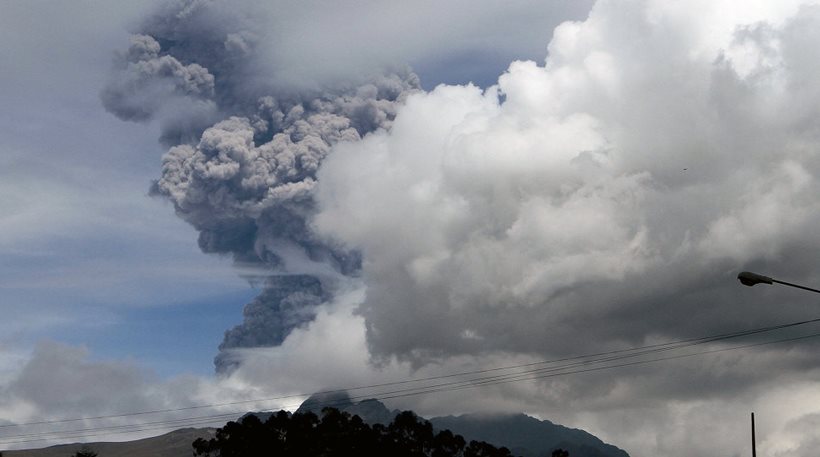 Ισημερινός: 325.000 άνθρωποι απειλούνται από τη δραστηριότητα του ηφαστείου Κοτοπάξι