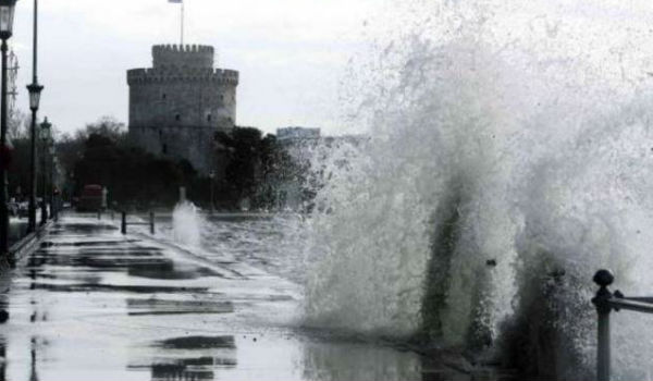 Θεσσαλονίκη: Καλοκαιρινό μπουρίνι σάρωσε την πόλη- Πλημμύρισαν σπίτια (vid)