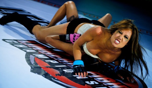 Το “σόου” που έχει τρελάνει τις ΗΠΑ – Γυναικείο MMA με εσώρουχα! [βίντεο]