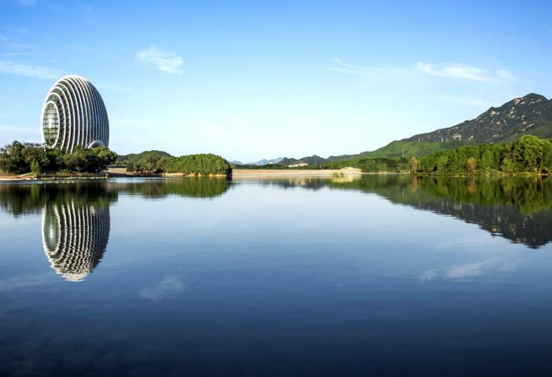 Το αρχιτεκτονικό θαύμα της Κίνας – Ξενοδοχείο στις όχθες λίμνης θυμίζει… ανατολή του ηλίου [εικόνες]