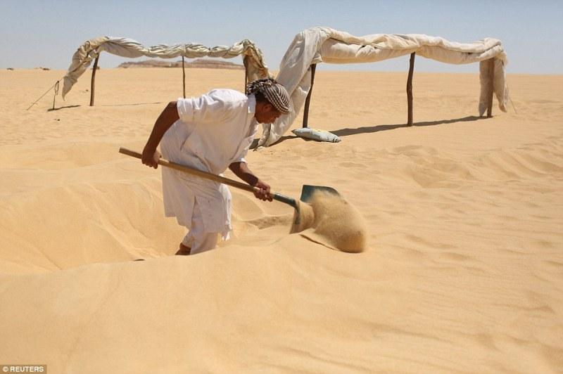 Θάβονται μέχρι το λαιμό στην καυτή άμμο της ερήμου για να γίνουν καλά! [εικόνες-βίντεο]