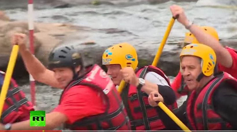 Ο Ρώσος ΥΠΕΞ τραβάει… κουπί και κάνει rafting [video]