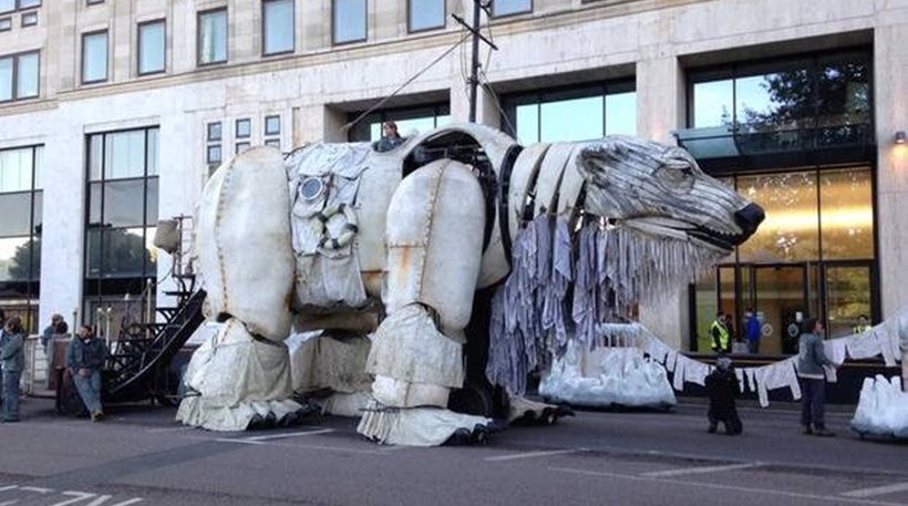 Τί δουλειά έχει μια πελώρια πολική αρκούδα έξω από τα γραφεία της Shell στο Λονδίνο; (εικόνες)