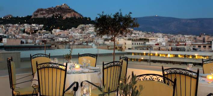 Μια από τις ωραιότερες ταράτσες της Αθήνας – Δείπνο στο Τιτάνια με την Ακρόπολη στο… πιάτο (φωτο)