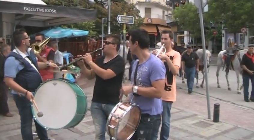 Οι καβαλάρηδες προσκυνητές της Παναγίας Ζιδανιώτισσας στην κεντρική πλατεία της Κοζάνης ( Βίντεο)