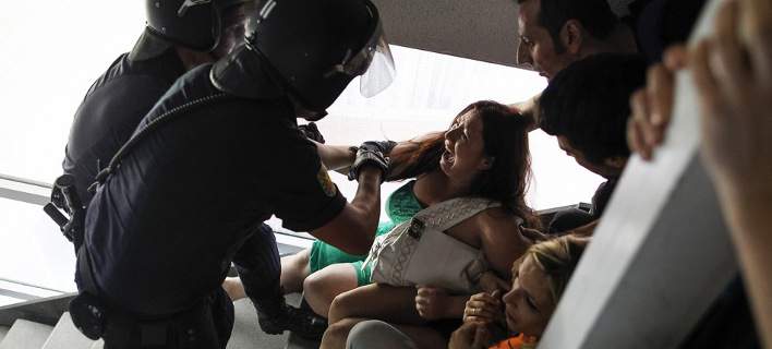 Ισπανία: Οι δραματικές στιγμές ανθρώπων που υφίστανται έξωση [εικόνες]