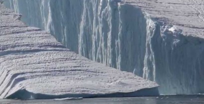 Το μεγαλείο της φύσης: Ένα τεράστιο παγόβουνο διασπάται [βίντεο]