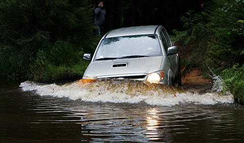 Η ιδέα τους να περάσουν τον πλημμυρισμένο ποταμό με το αυτοκίνητό τους αποδείχθηκε  λάθος – Βίντεο