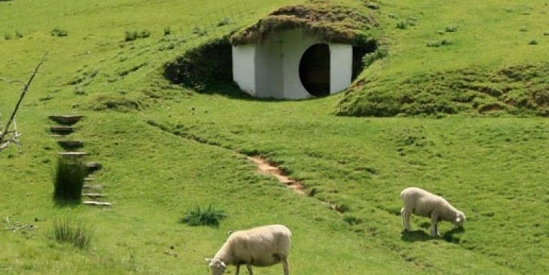 Το χωριό των «Άρχοντα των Δαχτυλιδιών» γέμισε… πρόβατα! [εικόνες]