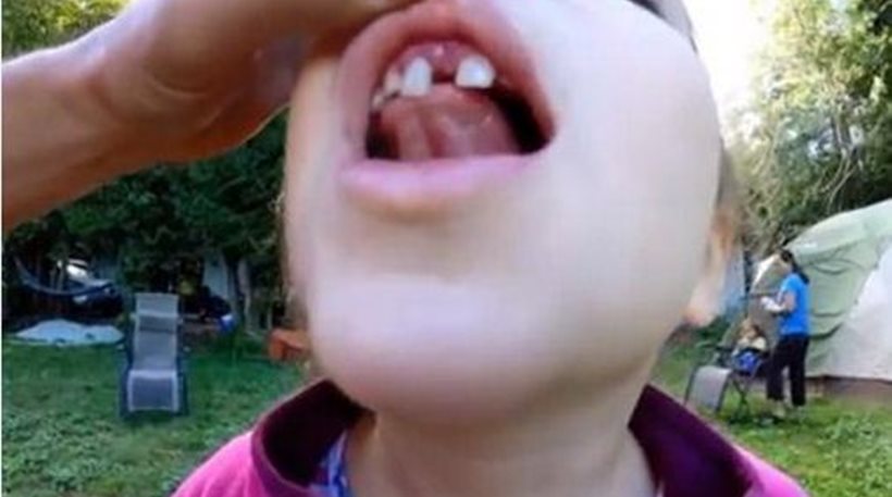 Δείτε τον πιο πρωτότυπο τρόπο να βγάλετε το δοντάκι των παιδιών σας (βίντεο)