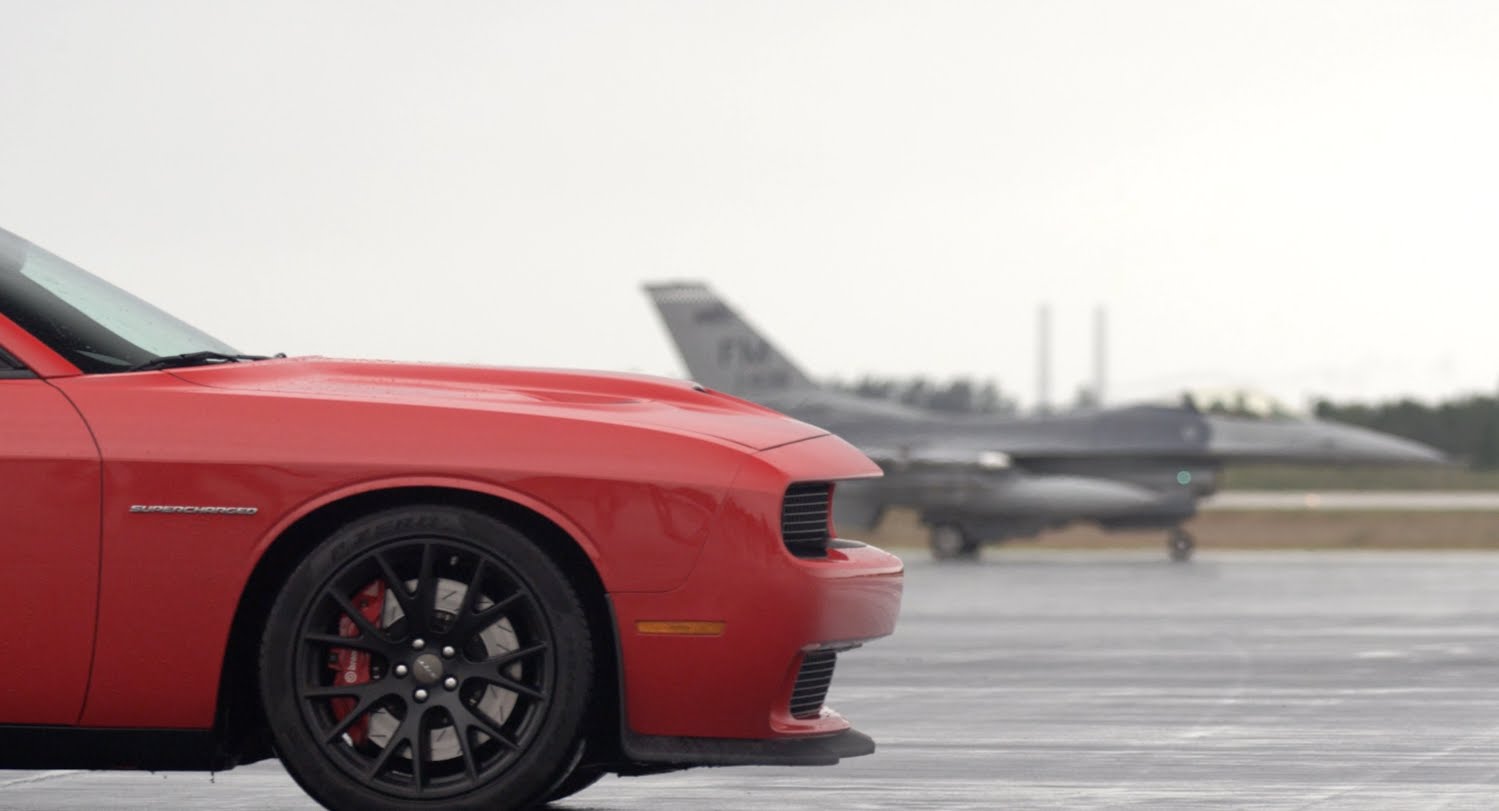 Dodge Challenger SRT Hellcat vs F16 – Μια διαφορετική κόντρα [βίντεο]