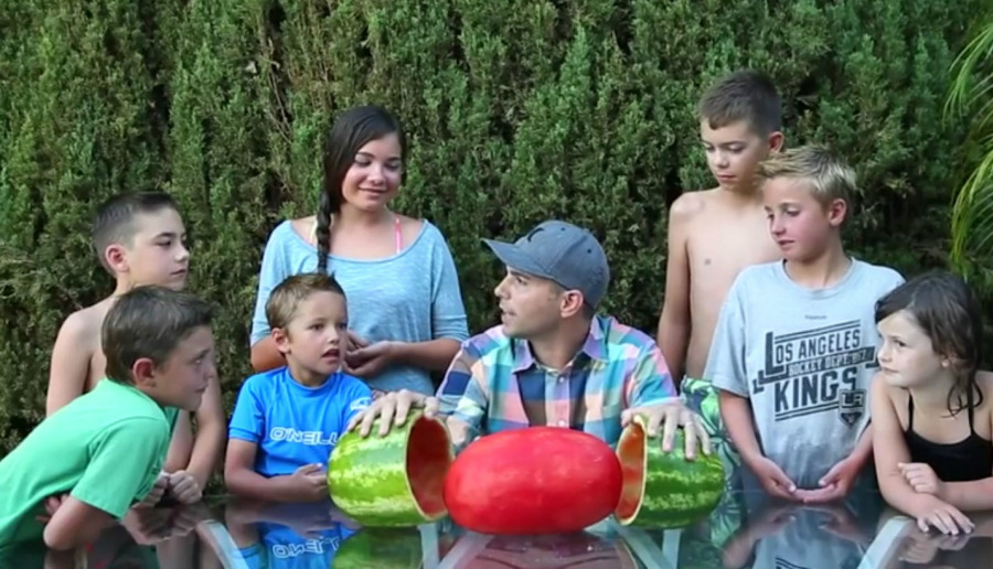 Δείτε το κόλπο με το καρπούζι που έχει τρελάνει το διαδίκτυο (Βίντεο)