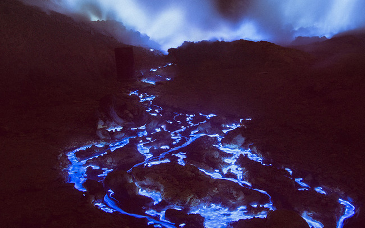 Απόκοσμες εικόνες από το ηφαίστειο που εκτοξεύει μπλε λάβα! [φωτο-βίντεο]