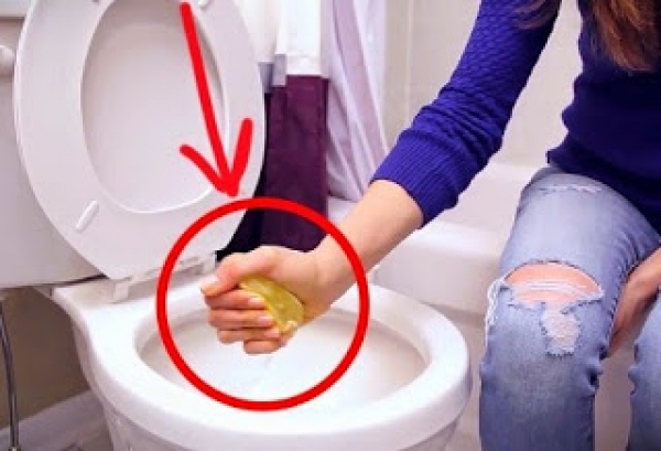 Ρίχνει σε ένα λεμόνι χοντρό αλάτι και το στύβει στην λεκάνη της τουαλέτας- Το αποτέλεσμα…εκπληκτικό (βίντεο)