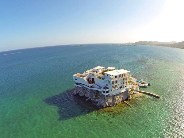 Δείτε το ξενοδοχείο που είναι χτισμένο πάνω…σε ένα βράχο στη θάλασσα! (φωτο)