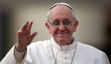 Πάπας Φραγκίσκος: Τουλάχιστον δύο ημέρες θα μείνει στο νοσοκομείο μετά τη χειρουργική επέμβαση