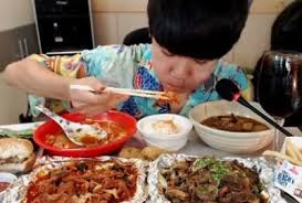 Αυτό το παιδί βγάζει 1.500 δολ. τη μέρα…τρώγοντας online!