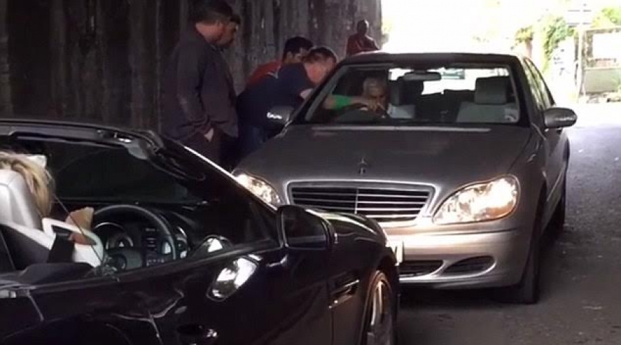 Ξεροκέφαλοι και οι δύο: Oδηγοί Μερσέντες μπλόκαραν τούνελ για 40λεπτά! (βίντεο)