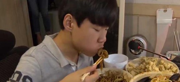 Δες τον έφηβο που κερδίζει 1500 δολάρια την ημέρα… τρώγοντας! [βίντεο]