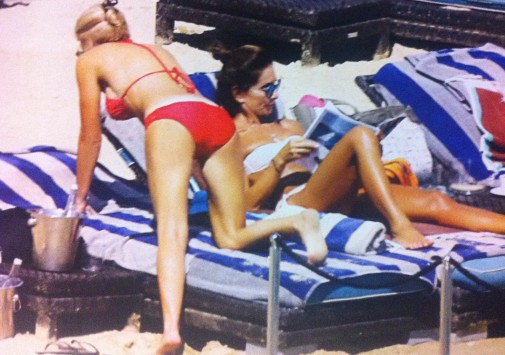 Η Έλλη Στάη στην παραλία της Μυκόνου πιο σέξι από ποτέ! (φωτο)