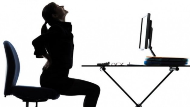 Κάνετε καθιστική εργασία; Δείτε την σωστή στάση σώματος για να μην έχετε πόνους σε πλάτη και χέρια