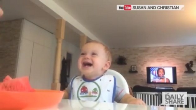 Ξεκαρδιστικό βίντεο! Δεν φαντάζεστε τι είδε αυτό το μωρό και το έπιασε νευρικό γέλιο